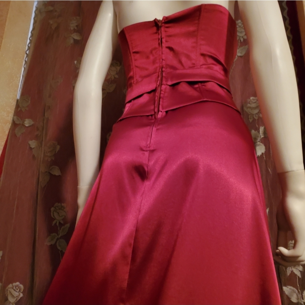 ❤NWOT- Gorgeous Red Satin Strapless Gown w/ Belted Waist ❤ - Picture 2 of 15